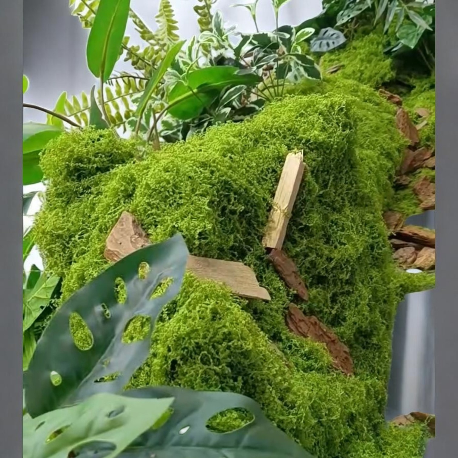 マルチモスと人工植物を組み合わせた装飾